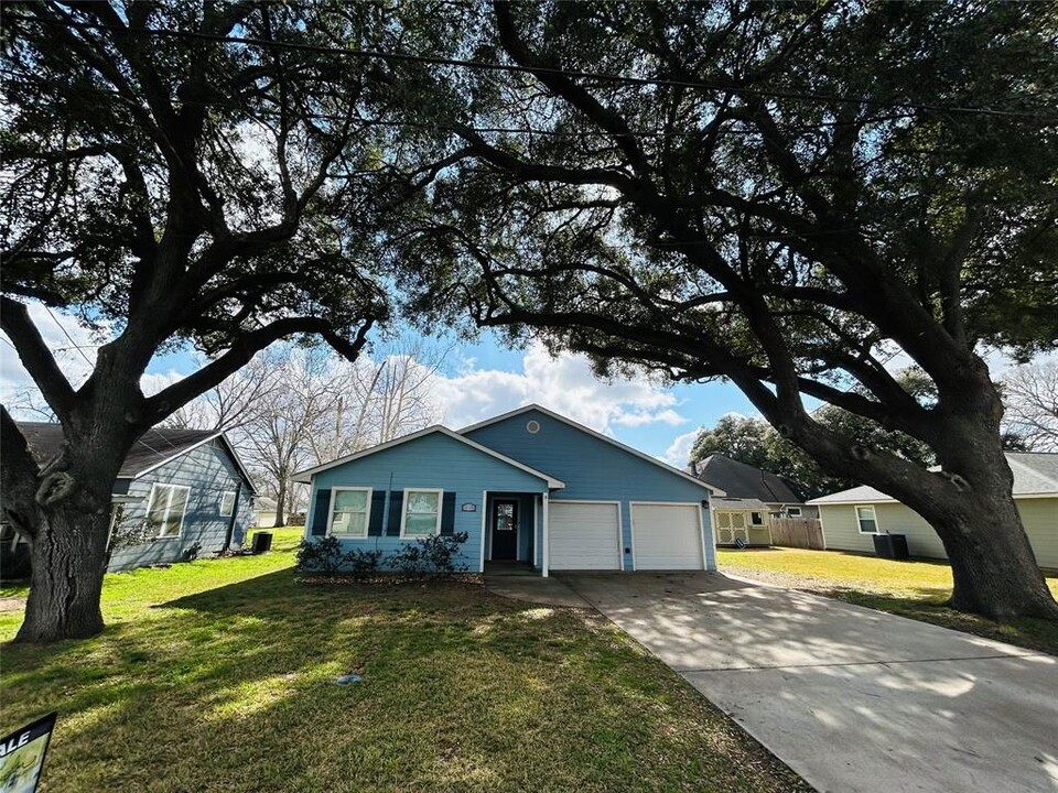 317 Jones St in Columbus, TX - Building Photo