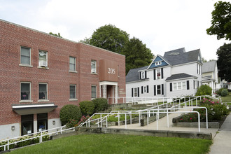 Carrier Crest Apartments in Grand Rapids, MI - Building Photo - Building Photo