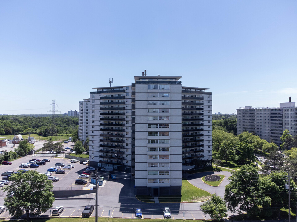 Baroness Apartments in Toronto, ON - Building Photo