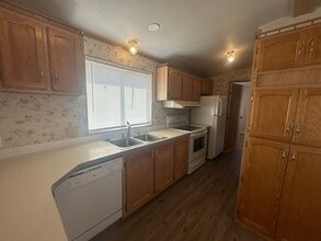 595 SW Birch Pl in Pilot Rock, OR - Foto de edificio - Building Photo