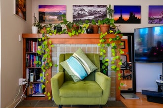 1310 N Lucas Pl, Unit 402 in Seattle, WA - Foto de edificio - Building Photo