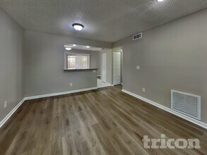 16128 Foxfire Dr, Unit #3 in Tampa, FL - Building Photo - Building Photo