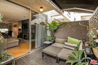 960 N San Vicente Blvd in West Hollywood, CA - Foto de edificio - Building Photo