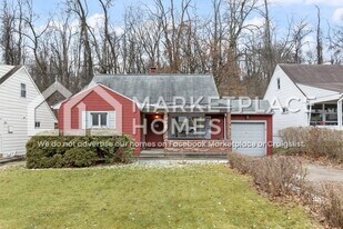 746 Jefferson Rd in Pittsburgh, PA - Building Photo