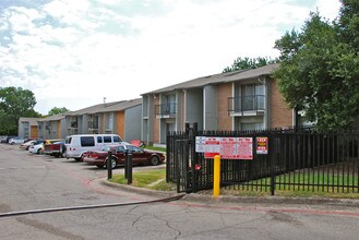 SOUTH CREST in Dallas, TX - Foto de edificio - Building Photo