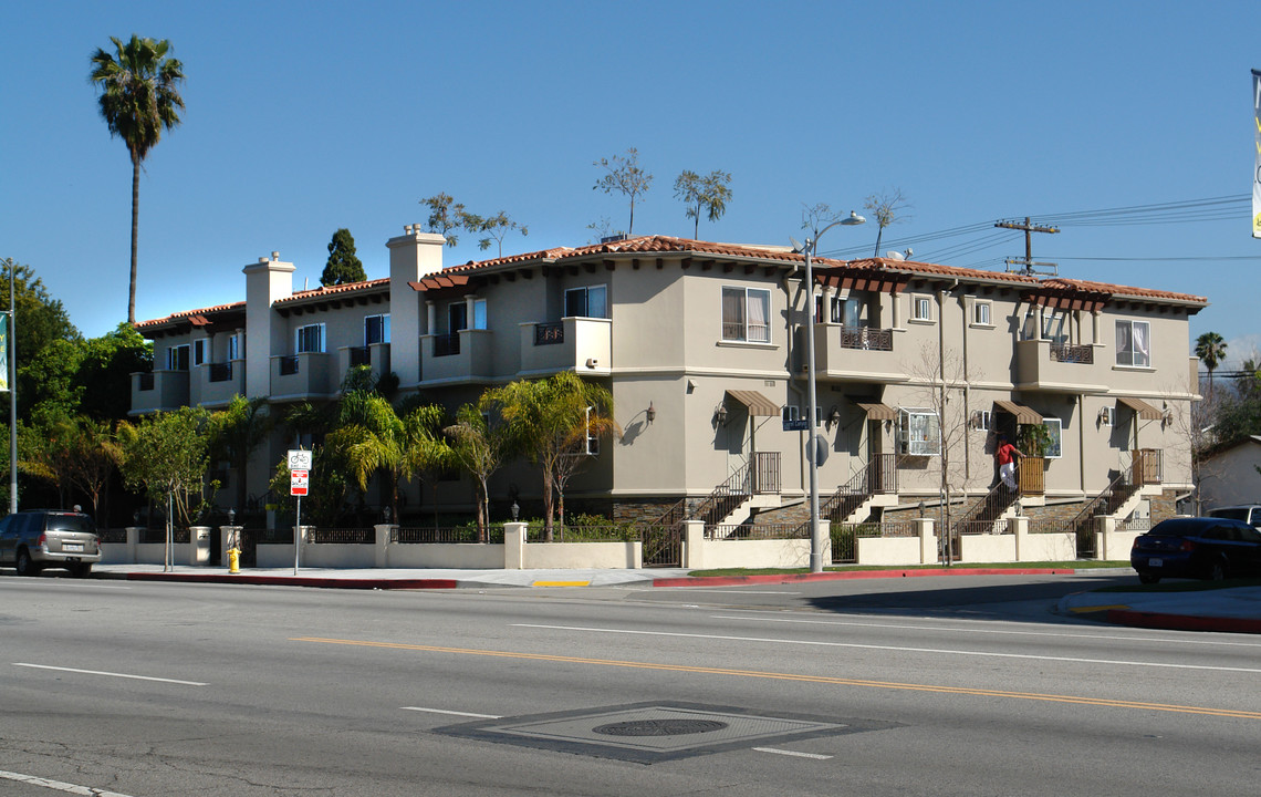 4904 Laurel Canyon Blvd in Valley Village, CA - Building Photo