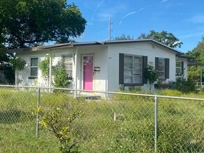 2302 Greenwood St in Deltona, FL - Foto de edificio - Building Photo