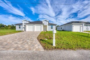 8514 Dinnano St in Port Charlotte, FL - Building Photo