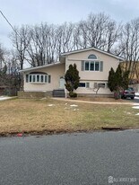 92 Holly Rd in Woodbridge Township, NJ - Building Photo