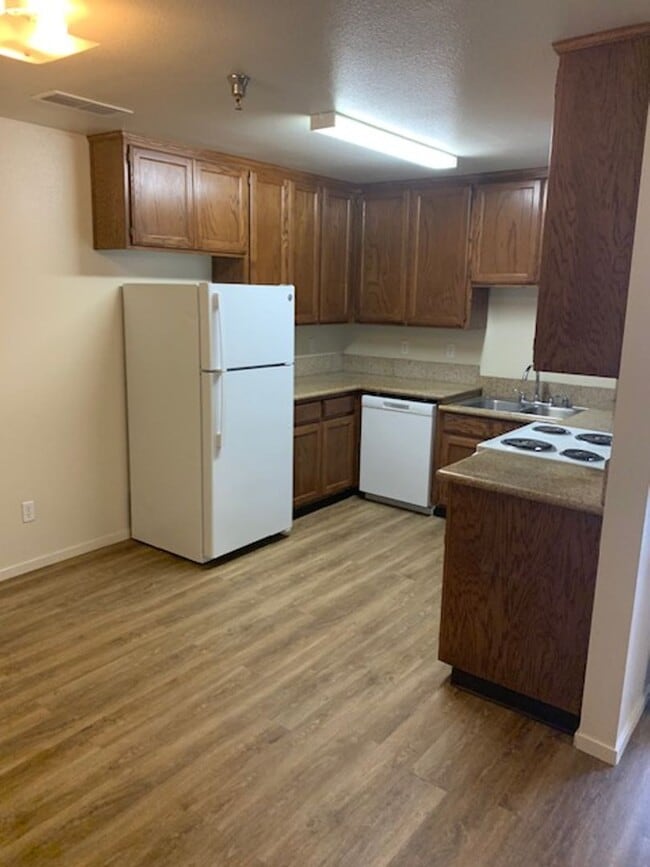 1970 Willowbrook Dr in Merced, CA - Building Photo - Building Photo