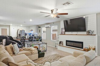 140 Maverick Cv in Pleasanton, TX - Foto de edificio - Building Photo