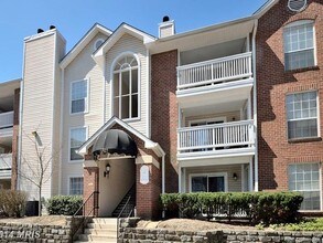 1527 Lincoln Way, Unit 301 in McLean, VA - Foto de edificio - Building Photo