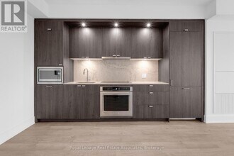 259 The Kingsway in Toronto, ON - Building Photo - Building Photo