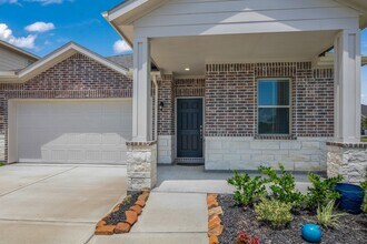 8439 Moonlight Bay Cir in Mont Belvieu, TX - Building Photo - Building Photo