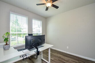 4319 Rosemary Ln in Conroe, TX - Foto de edificio - Building Photo