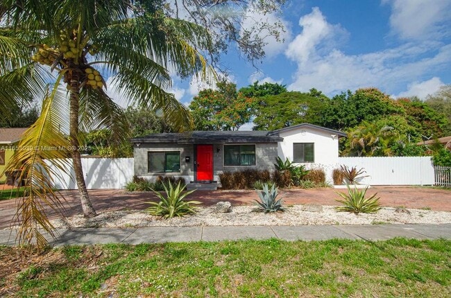 935 NE 129th St in North Miami, FL - Building Photo - Building Photo