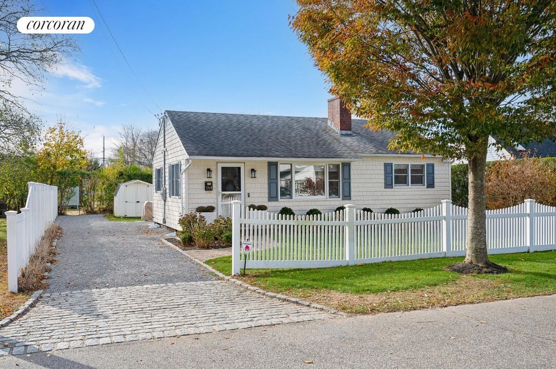 168 Hillcrest Ave in Southampton, NY - Building Photo