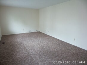 1215 Elmwood Rd in Lansing, MI - Foto de edificio - Building Photo