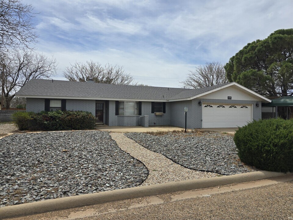 608 E 17th Ln in Portales, NM - Building Photo