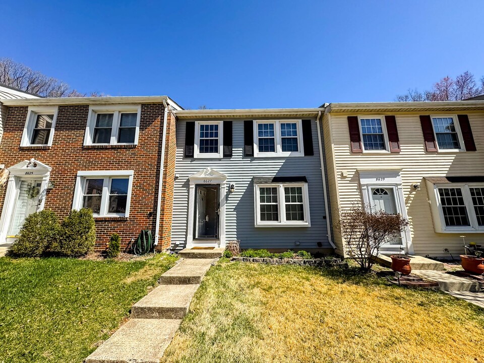 8627 Spring Creek Ct in Springfield, VA - Building Photo