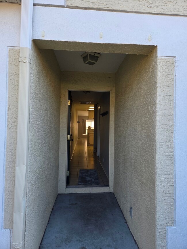 682 Green Valley Rd in Palm Harbor, FL - Foto de edificio - Building Photo