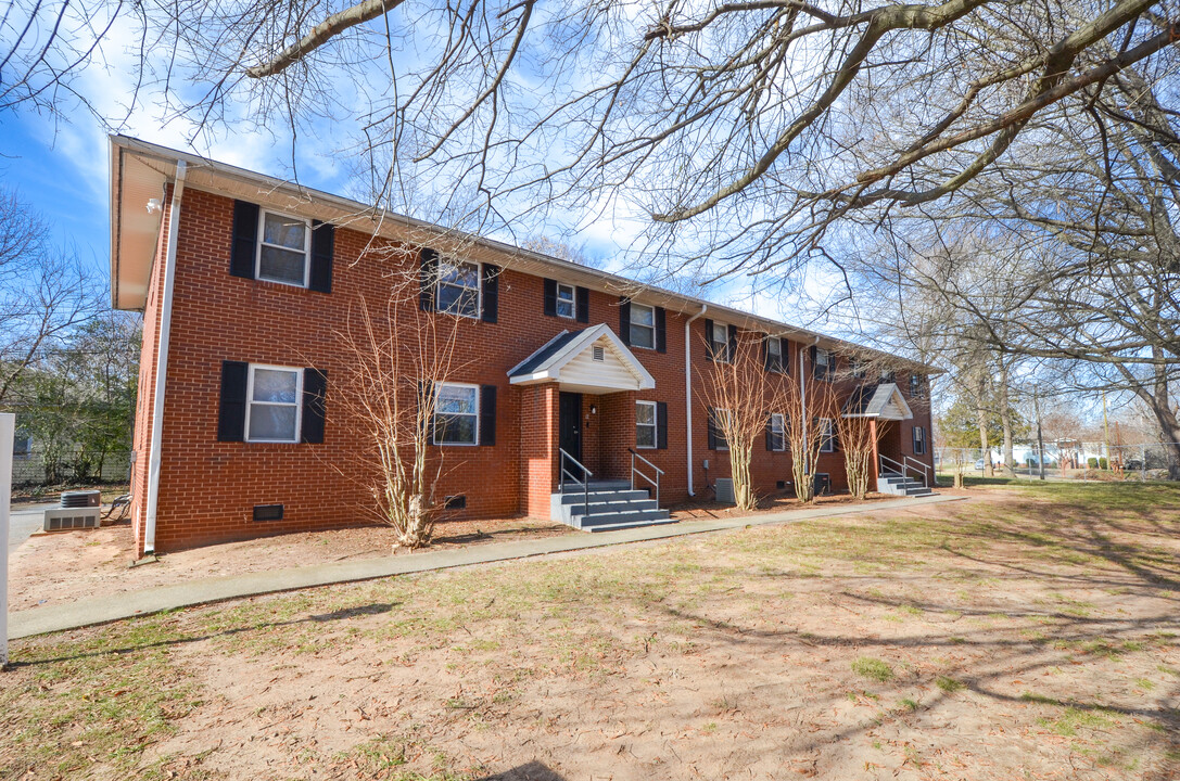 1225 New Hope Ln in Winston-Salem, NC - Building Photo