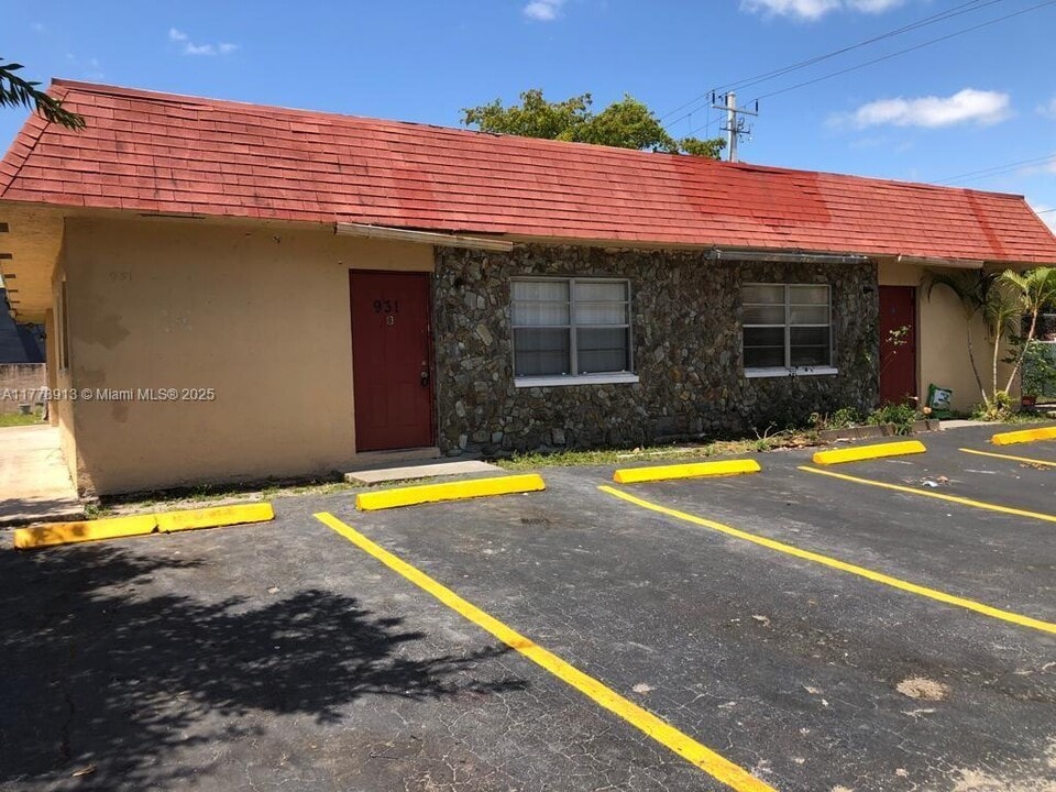 931 SW 80th Ave in North Lauderdale, FL - Building Photo