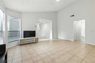 4404 Oak Harbor Dr in Tampa, FL - Foto de edificio - Building Photo