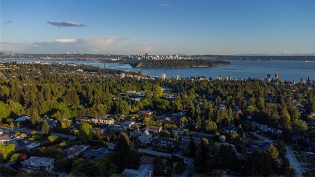 1895 Rosebery Av in West Vancouver, BC - Building Photo - Building Photo