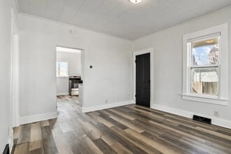 426 College Ave, Unit Lower in Watertown, WI - Foto de edificio - Building Photo