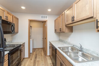 Linedrive Apartments in Sioux Falls, SD - Building Photo - Interior Photo