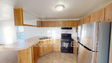 5368 Paiute Ave in Elko, NV - Foto de edificio - Building Photo