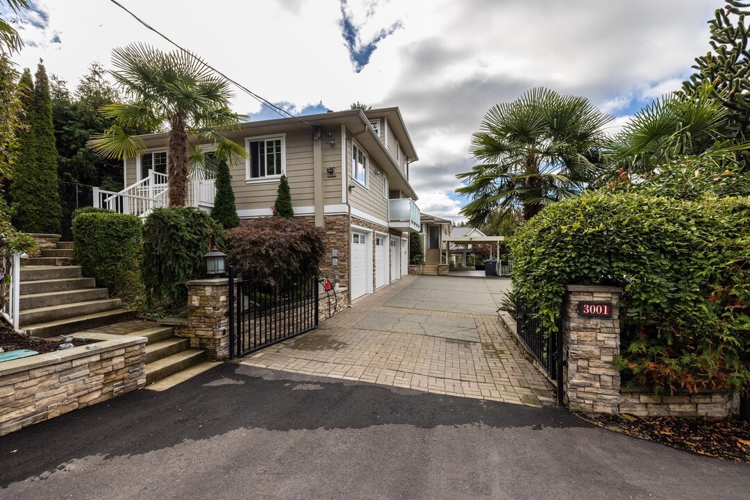 3001 Glen Lake Rd in Victoria, BC - Building Photo