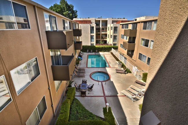 14141 Dickens St in Los Angeles, CA - Building Photo - Building Photo