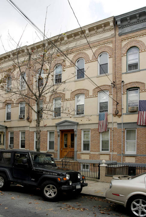 1868 Putnam Ave in Ridgewood, NY - Foto de edificio