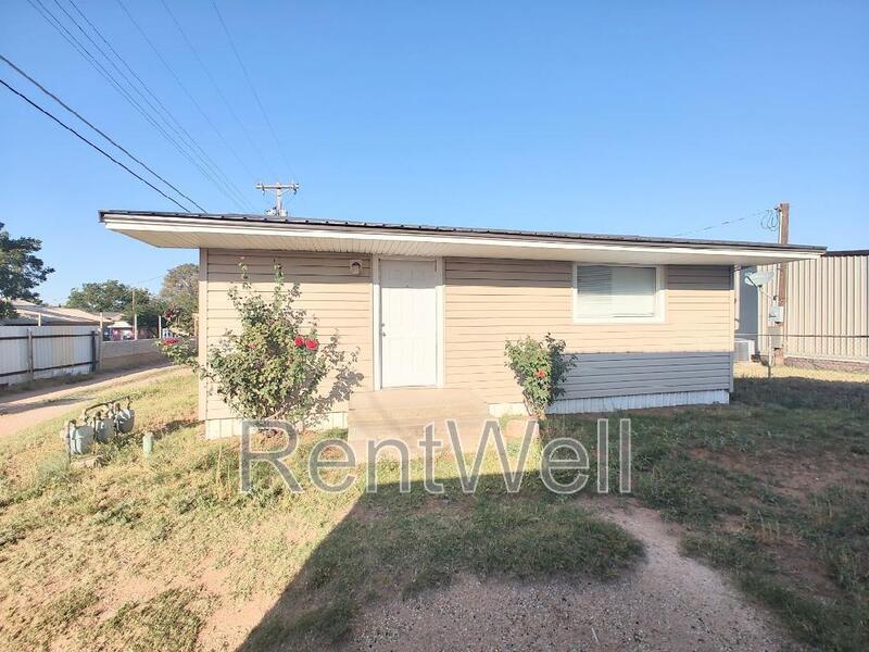 113 W Cedar St in Denver City, TX - Building Photo