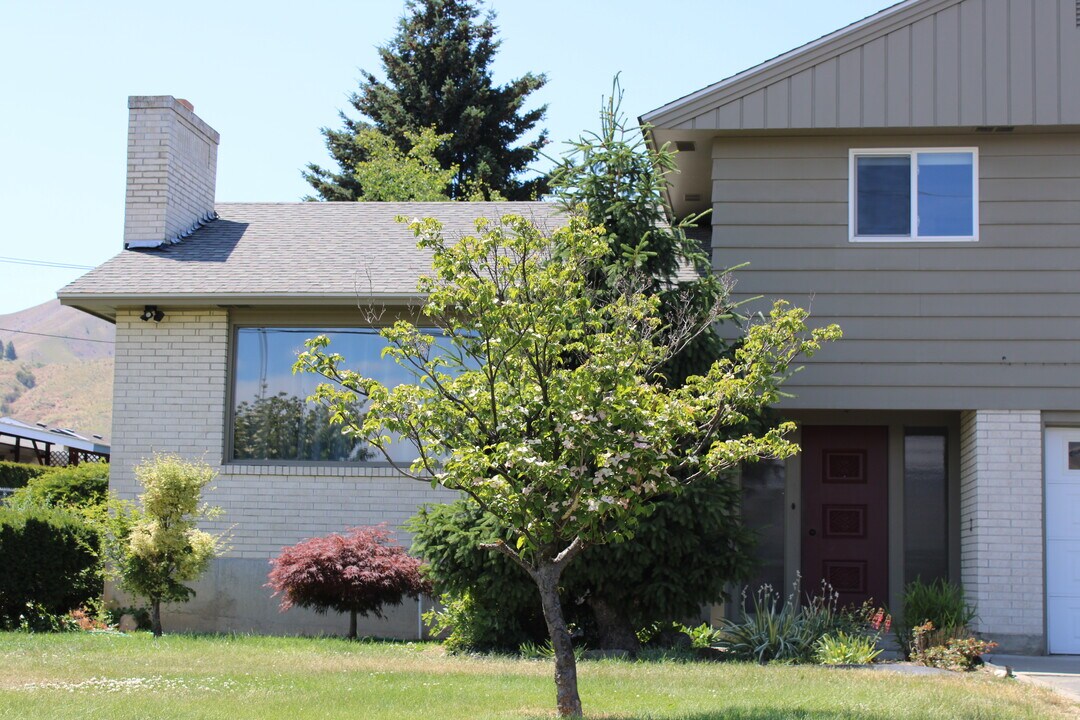 1312 N Western Ave, Unit Apt. A in Wenatchee, WA - Building Photo