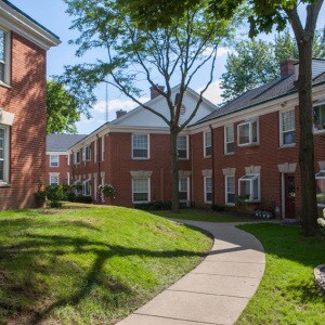 Colonial Court Apartments Photo