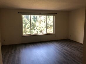 Churchill Downs Apartments in Portland, OR - Building Photo - Building Photo