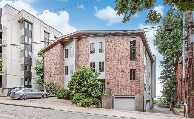 property at 617 W Mercer Pl