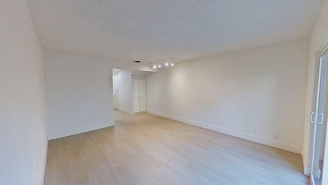 437-443 W Valencia Dr in Fullerton, CA - Foto de edificio - Building Photo