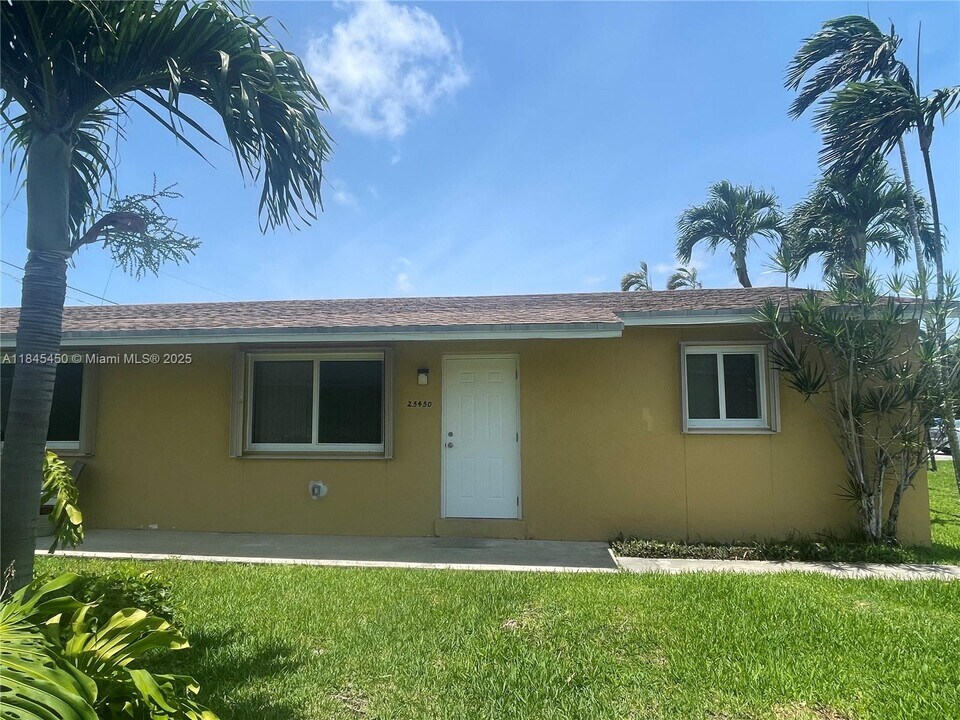 25450 SW 107th Ave in Homestead, FL - Building Photo