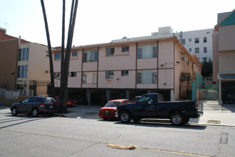 411 S Mariposa Ave in Los Angeles, CA - Building Photo - Building Photo