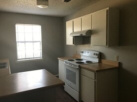 140-142 Jester Cir in Longview, TX - Building Photo