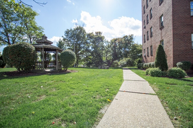 90 Clover Dr in Pleasant Hills, PA - Building Photo - Building Photo