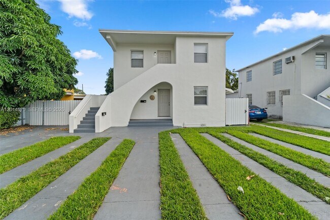 255 Beacom Blvd in Miami, FL - Building Photo - Building Photo