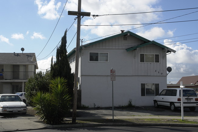 310 Dumont Ave in Hayward, CA - Foto de edificio - Building Photo