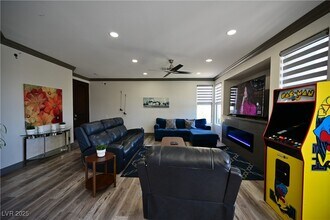 10161 Bentley Oaks Ave in Las Vegas, NV - Building Photo - Building Photo