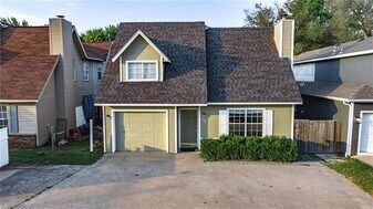 758 W Poplar St in Fayetteville, AR - Building Photo