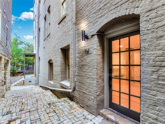 property at 702 San Antonio St